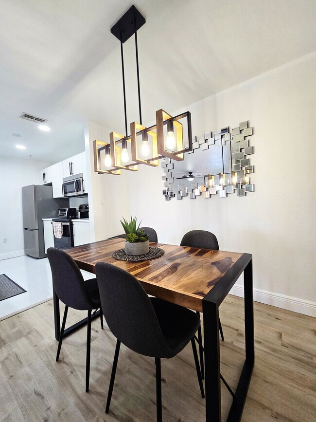 Photo - 5447 Vineland Rd Apartment