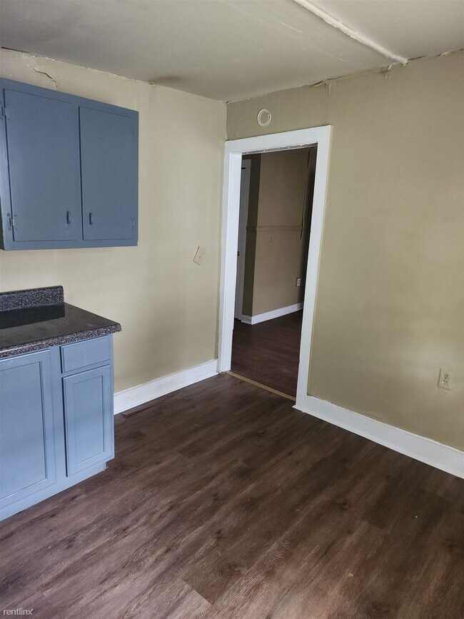 Building Photo - 1 br, 1 bath Triplex - 1485 East Mallory A...