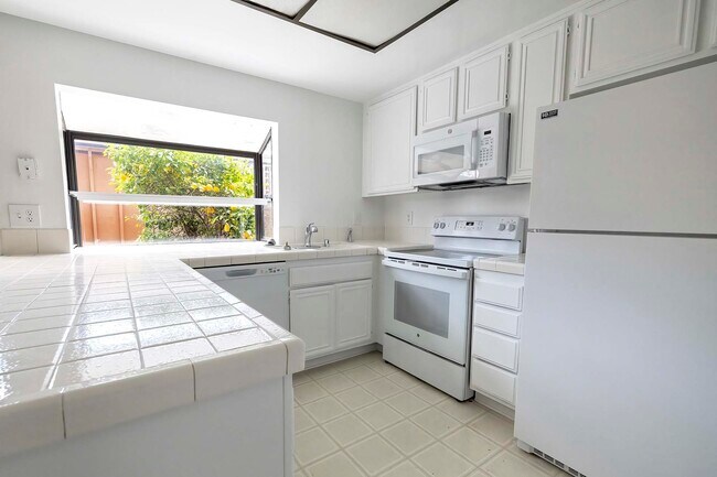 Kitchen - 1605 Dalmatia Dr
