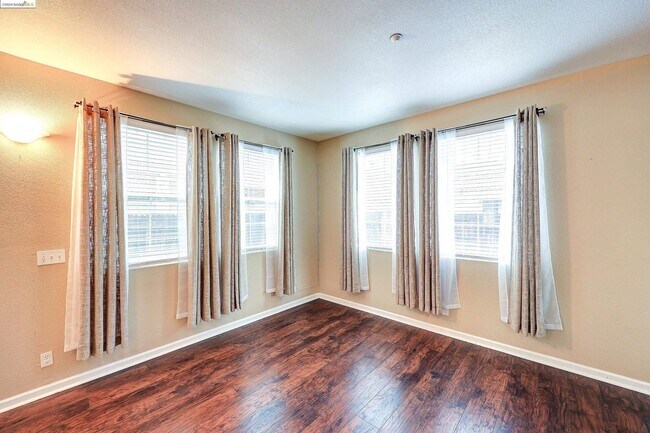 Foto del edificio - GREAT 3 BEDROOM BRENTWOOD RENTAL OPPORTUNITY! IDEAL CENTRAL BRENTWOOD LOCATION & ON CUL DE SAC!