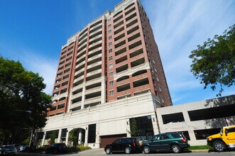 Building Photo - 828 W Grace St