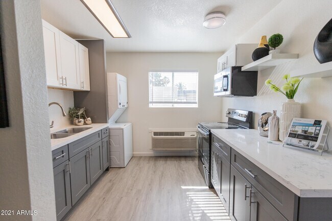 Building Photo - 2020 W Orangewood Ave