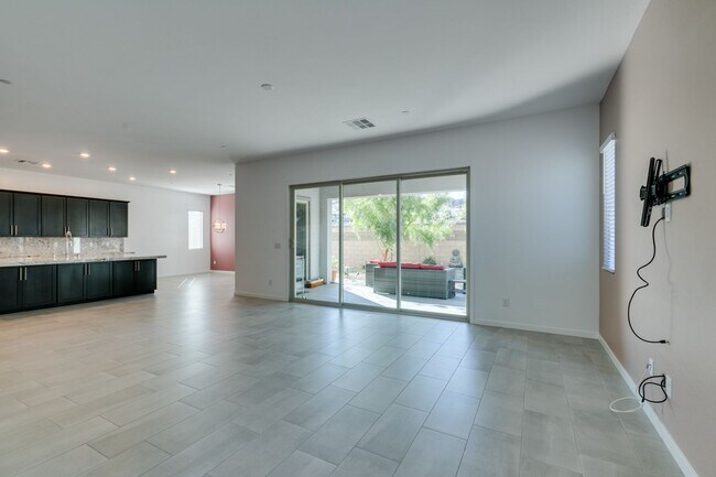 Building Photo - 5 Bedroom home located in Henderson