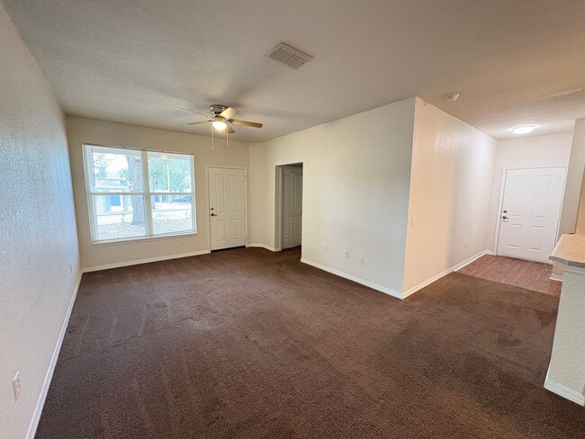 Building Photo - 1003