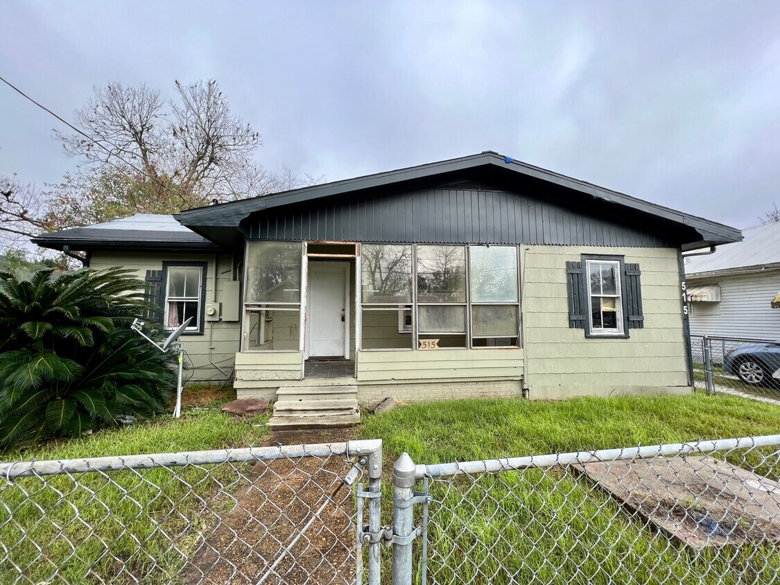Primary Photo - 3 Bedroom, 1.5 bathroom Home Available Now!