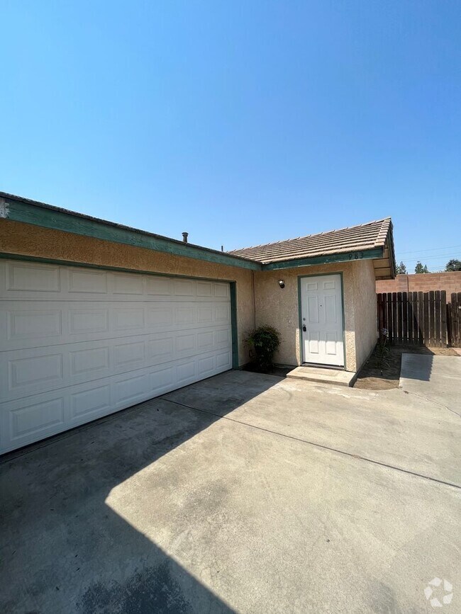 Building Photo - 975 N Lynora St