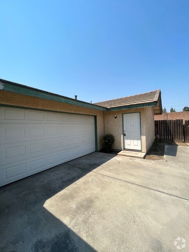 Building Photo - 975 N Lynora St