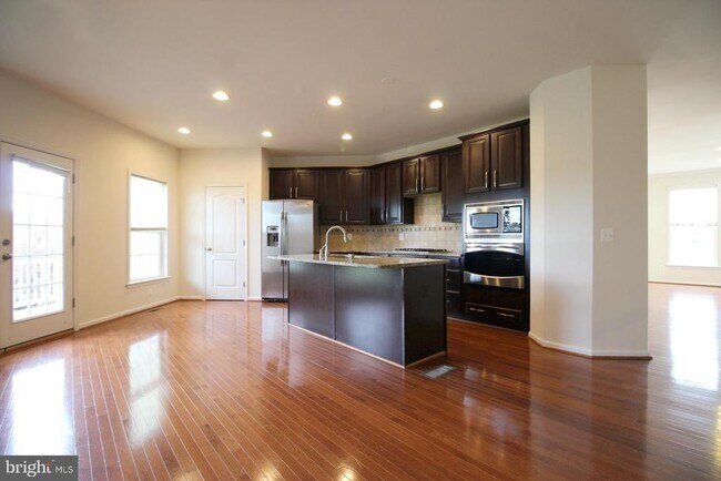 Building Photo - 42426 Great Heron Square