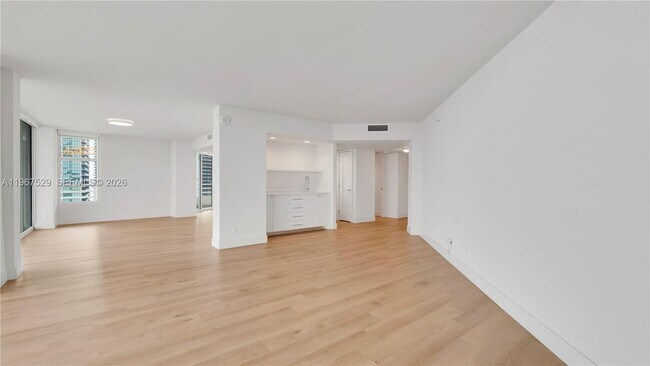Foto del edificio - 555 NE 34th St