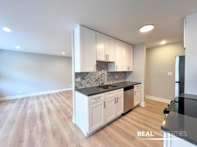 Building Photo - 1 bedroom in CHICAGO IL 60657