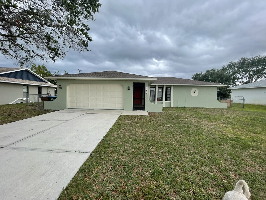 Three bedroom, two bathrooms , two car attached garage - 247 SE Santa Barbara Pl