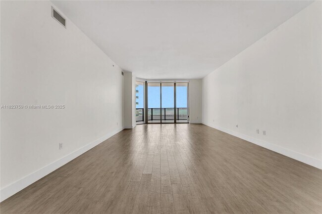 Building Photo - 1300 Brickell Bay Dr