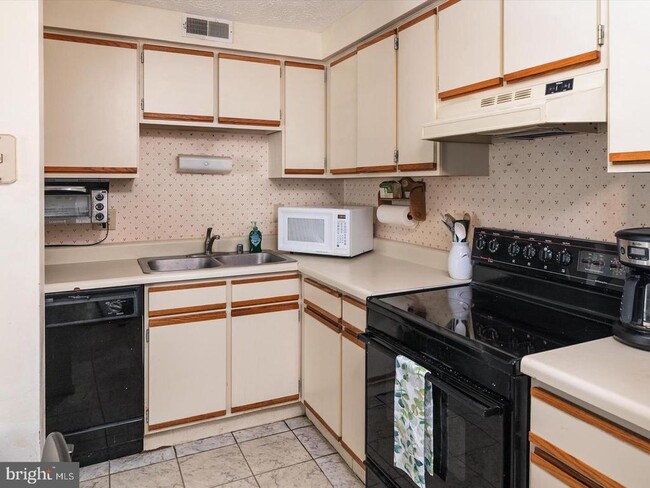 Building Photo - 8028 Abbey Ct