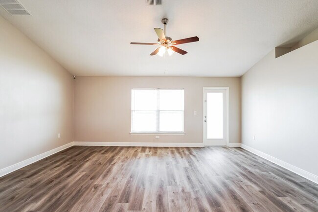 Building Photo - 900 Chestnut Dr