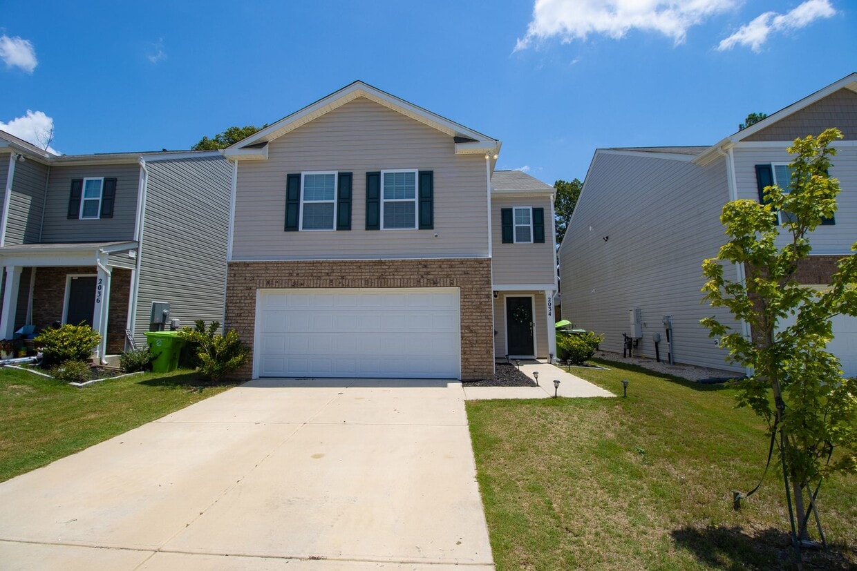 Primary Photo - Stylish & Spacious Pet-Friendly Home in Bo...