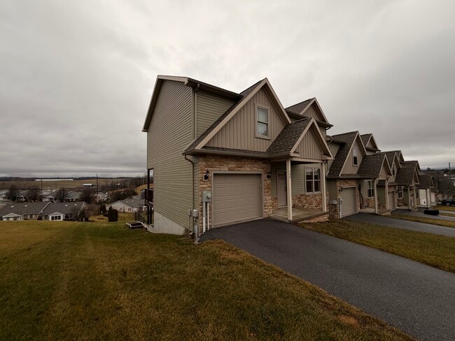 Building Photo - 746 Golden Spring Dr