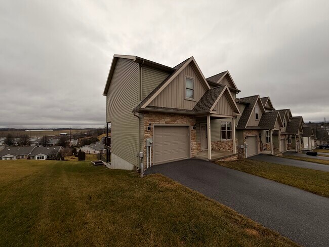 Foto del edificio - 746 Golden Spring Dr