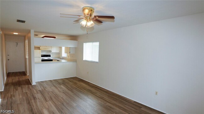 Foto del edificio - 8061 Country Rd