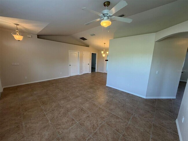 Foto del edificio - 8366 Glover Ave