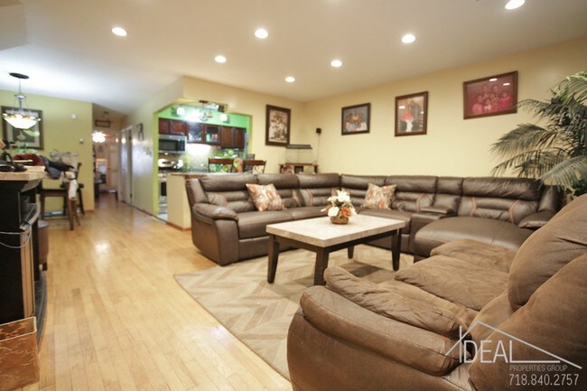 Building Photo - 682 Lexington Avenue #TownhouseR