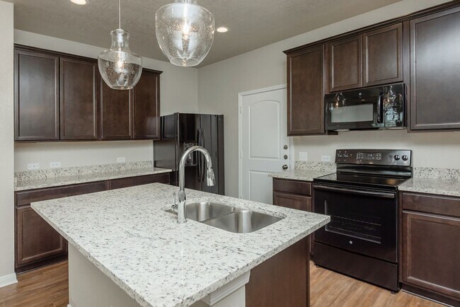 Foto del edificio - Live, love, and grow in this charming town...