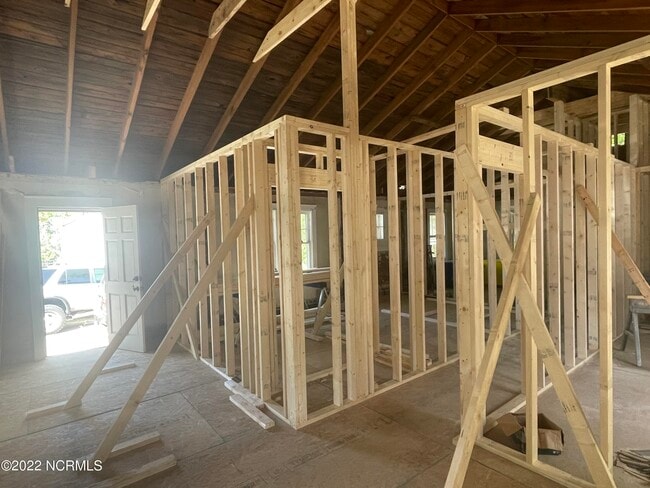Building Photo - 102 N Summit St