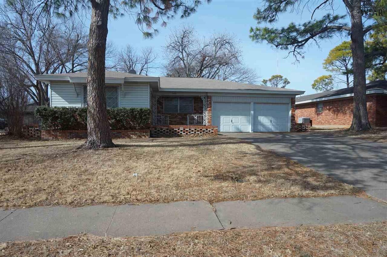 Primary Photo - 2402 Lansing Blvd