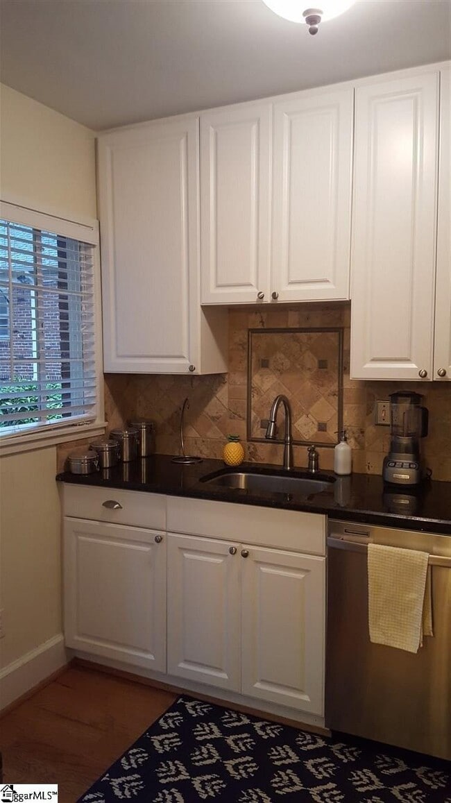 Building Photo - 600 University Ridge