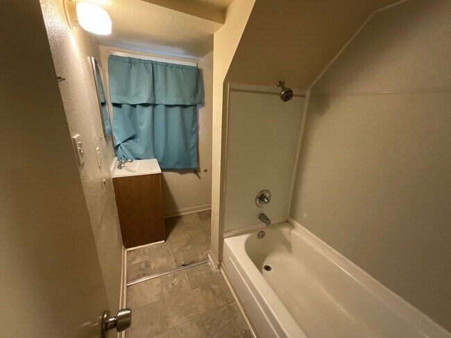 Foto del edificio - Travis Downstairs
