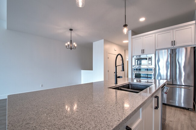 Building Photo - 7735-7735 Okanagan Hills Blvd