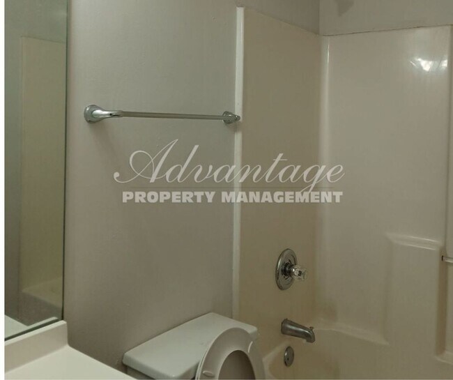 Building Photo - Cute 3 bedroom 2 bathroom home in Frayser ...
