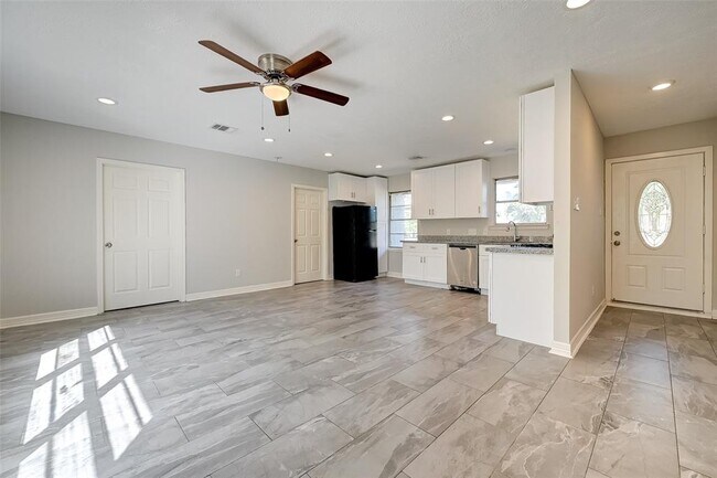 Building Photo - 1804 Peachwood Dr