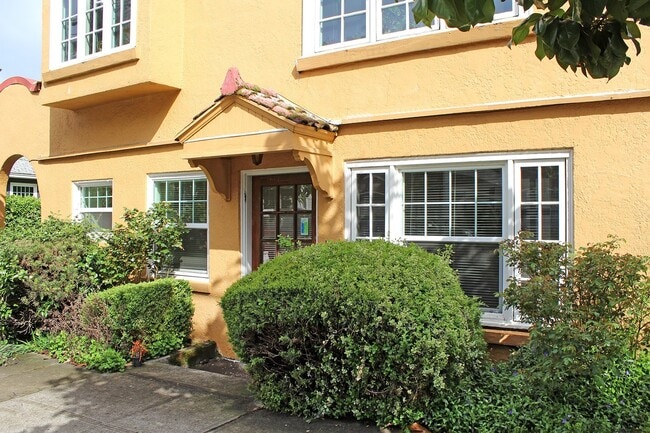 Building Photo - 3087 SE Ankeny St