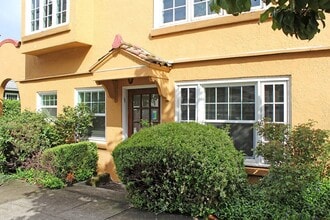 Building Photo - 3087 SE Ankeny St