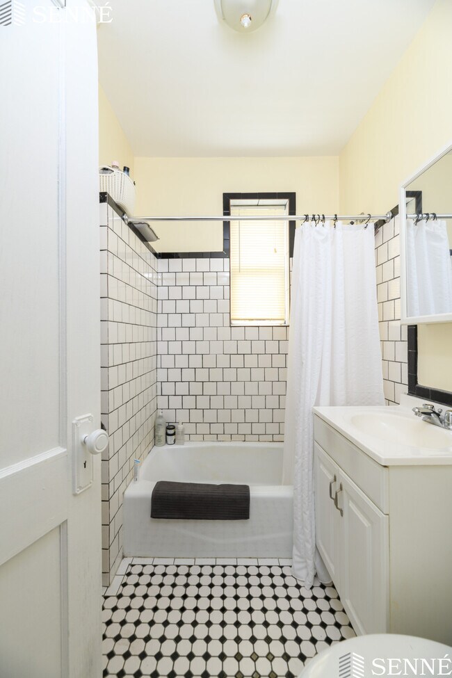 Foto del edificio - 5 Sherborn Ct