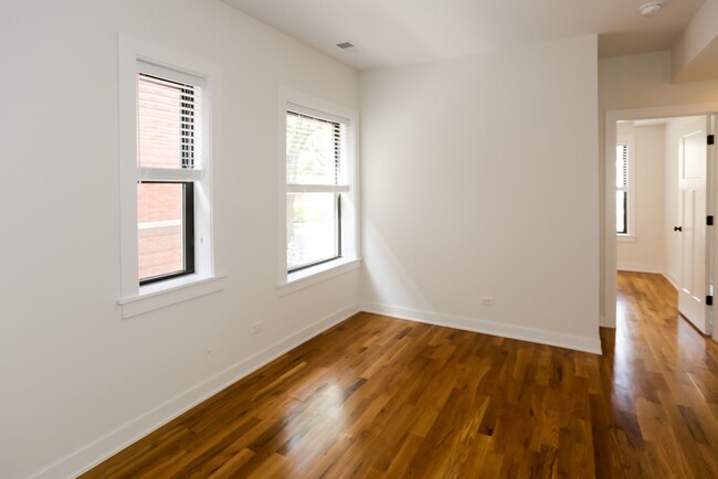 Foto del edificio - 2204 W Eastwood Ave