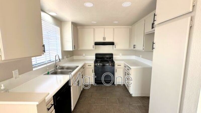 Foto principal - 15763 Paine St