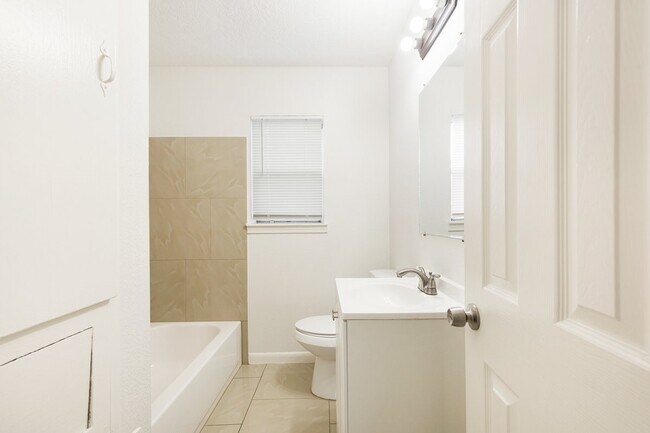 Foto del edificio - 8451 1/2 Howard Dr