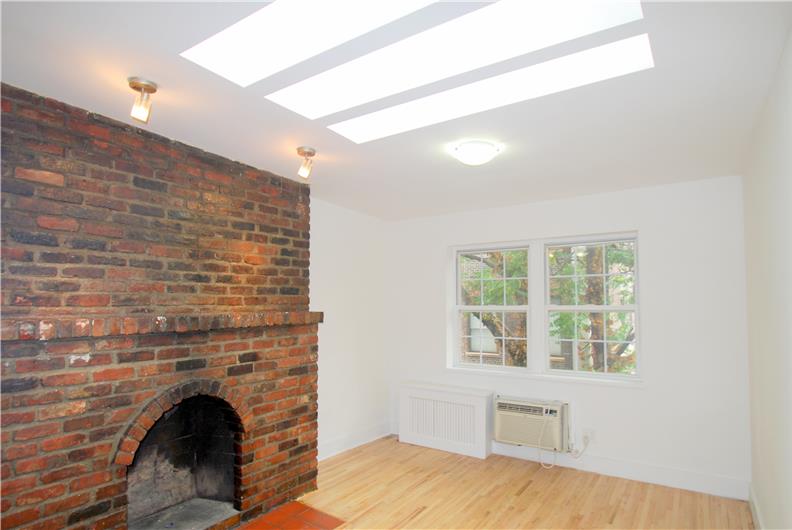 Primary Photo - 244 W 20th St