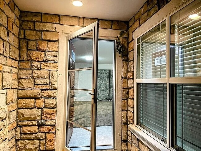 Building Photo - 12833 Mayfair Way