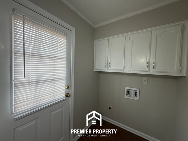 Building Photo - Spacious 4BR/2.5BA Home with Fireplace, Garage & Fenced Backyard in Memphis