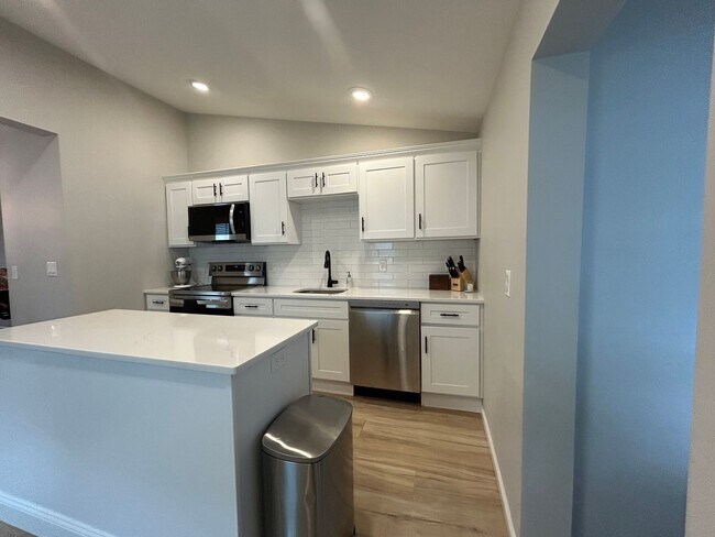 Foto del edificio - Move-In Ready: Modern & Stylish Fully Reno...