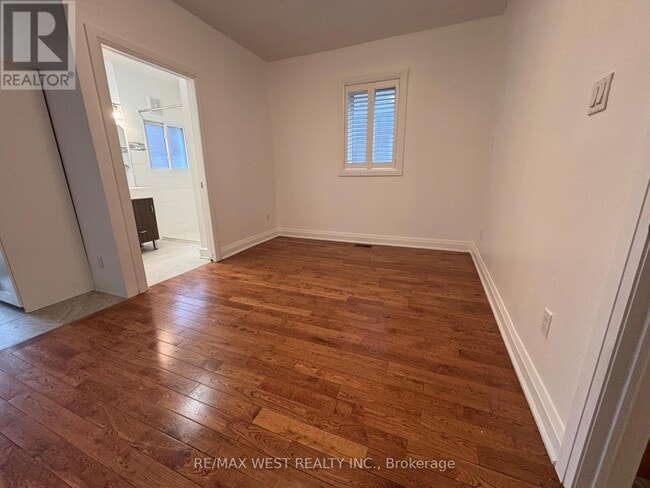 Building Photo - 758 Gladstone Ave