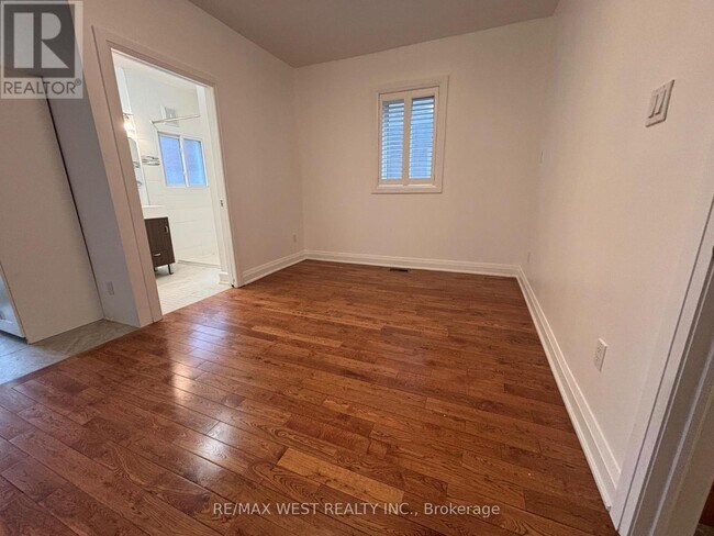 Photo du bâtiment - 758 Gladstone Ave