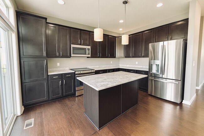Foto del edificio - Updated 4bed/3bath Townhome in Prime Maple...