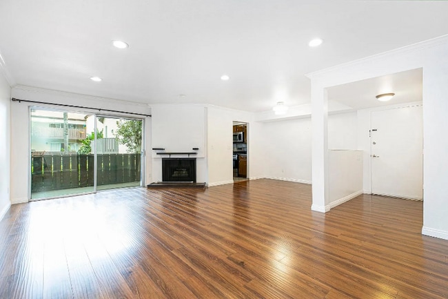 Foto del edificio - 14990 Victory Blvd