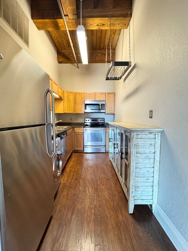 Building Photo - 609 Central St