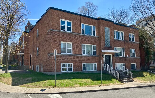 Building Photo - 300 Besserer St
