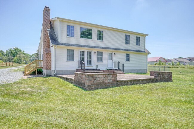 Foto del edificio - Just What You Have Been Looking For a First Floor Primary Bedroom Suite in a Quaint Country Setting