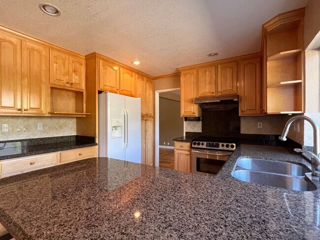 Foto del edificio - Immaculately Remodeled 5 Bedroom 2.5 Bath ...